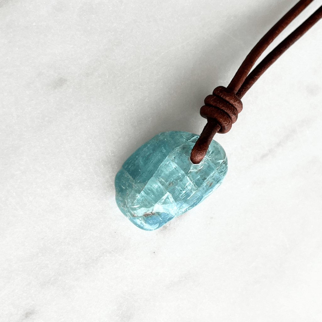 Oceanic Serenity: A delicate necklace featuring a small, natural aquamarine gemstone pendant, evoking the serene beauty of the ocean.